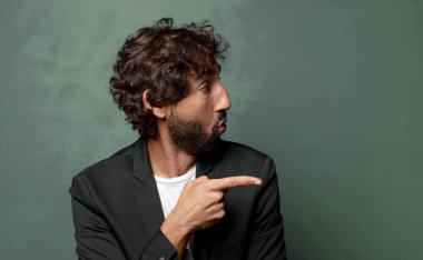  Şaşırmış ve şaşırmış hissediyorum. Şaşırmış ve ağzı açık bir şekilde hayranlıkla yukarı bakıyor.