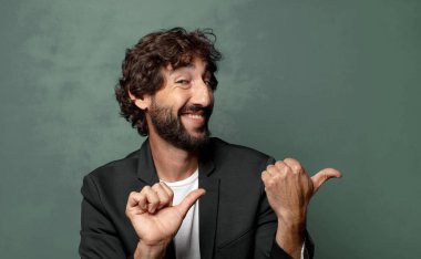  Neşeli bir şekilde gülümsüyor ve yan taraftaki fotokopi alanını işaret ediyor, mutlu ve tatmin olmuş hissediyordu.