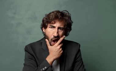  Ağzı ve gözleri açık ve elleri çenesinde, nahoş bir şekilde şokta, ne diyor ya da vay be