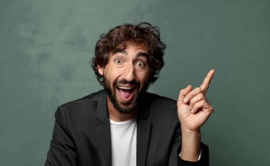  Bir fikri fark ettikten sonra mutlu ve heyecanlı bir dahi gibi hissetmek, neşeli bir şekilde parmak kaldırmak, eureka!