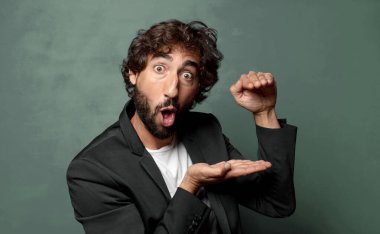  Neşeli ve şaşırmış hissediyorum, şok olmuş bir ifadeyle gülümsüyorum ve bir şey tutuyorum.