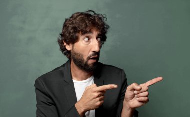  Şaşırmış ve şaşırmış hissediyorum, yan taraftaki fotokopi alanını göstererek, şaşkın, açık ağızlı bir bakışla