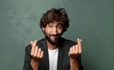  Üzgün ve stresli hissediyorum, para yok, negatif ve endişeli bir bakışla