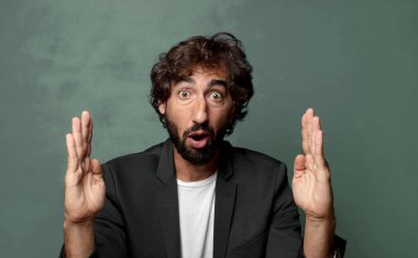  Bir nesneyi iki eliyle tutmak, bir nesneyi göstermek, sunmak veya reklamını yapmak