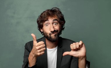  Kafası karışık, bilgisiz ve kararsız hissediyorum, iyi ve kötünün farklı seçenekleri ya da seçenekleri tartıyorum.