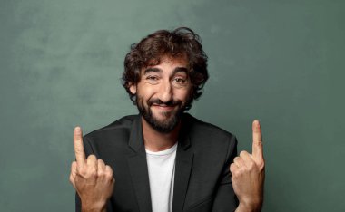  Şaşırmış ve şaşırmış bir bakışla yukarıyı gösteren açık ağızlı bir duygu.