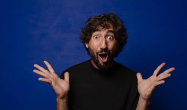 Genç sakallı çılgın adam