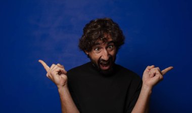 Genç sakallı çılgın adam