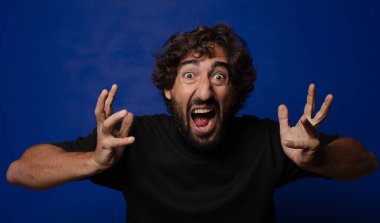 Genç sakallı çılgın adam