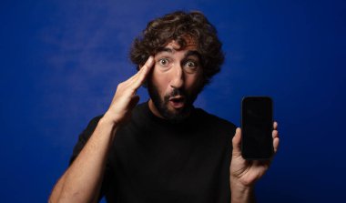 Akıllı telefonlu genç sakallı deli adam.