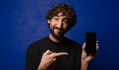Akıllı telefonlu genç sakallı deli adam.