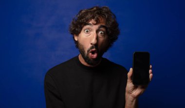 Akıllı telefonlu genç sakallı deli adam.