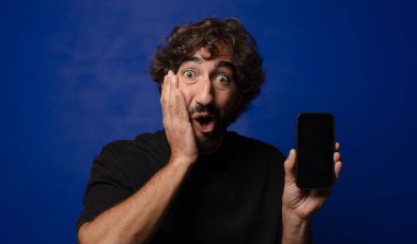 Akıllı telefonlu genç sakallı deli adam.