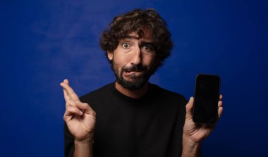 Akıllı telefonlu genç sakallı deli adam.