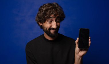 Akıllı telefonlu genç sakallı deli adam.