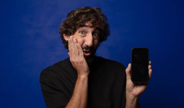 Akıllı telefonlu genç sakallı deli adam.