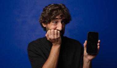 Akıllı telefonlu genç sakallı deli adam.