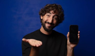 Akıllı telefonlu genç sakallı deli adam.