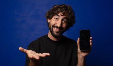 Akıllı telefonlu genç sakallı deli adam.