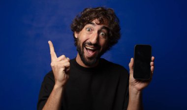 Akıllı telefonlu genç sakallı deli adam.