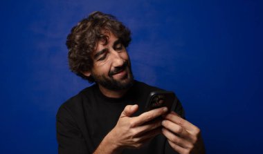 Akıllı telefonlu genç sakallı deli adam.