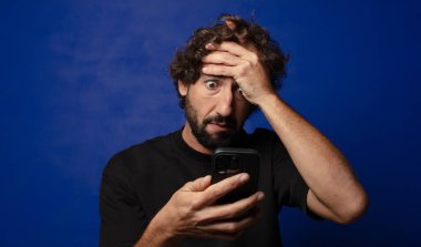 Akıllı telefonlu genç sakallı deli adam.