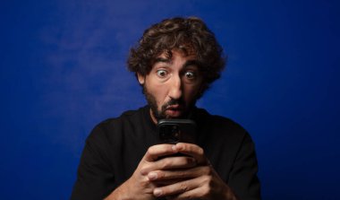 Akıllı telefonlu genç sakallı deli adam.