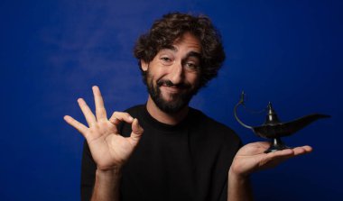 Genç sakallı çılgın adam parlak bir lambayla