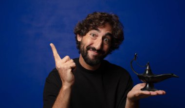 Genç sakallı çılgın adam parlak bir lambayla