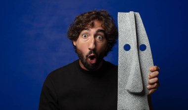 Afrikalı maskeli genç sakallı deli adam.