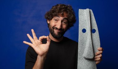 Afrikalı maskeli genç sakallı deli adam.