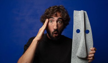 Afrikalı maskeli genç sakallı deli adam.