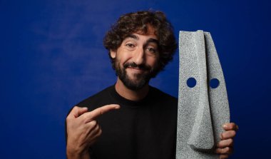 Afrikalı maskeli genç sakallı deli adam.