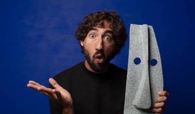 Afrikalı maskeli genç sakallı deli adam.