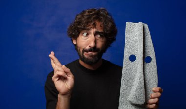 Afrikalı maskeli genç sakallı deli adam.