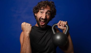 Genç sakallı çılgın spor adamı konsepti