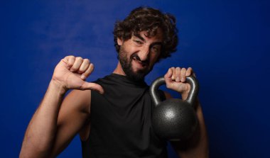 Genç sakallı çılgın spor adamı konsepti