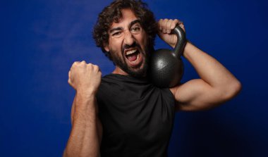 Genç sakallı çılgın spor adamı konsepti