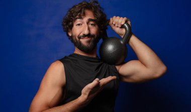 Genç sakallı çılgın spor adamı konsepti