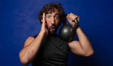 Genç sakallı çılgın spor adamı konsepti