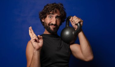 Genç sakallı çılgın spor adamı konsepti