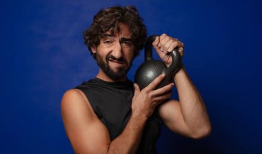 Genç sakallı çılgın spor adamı konsepti