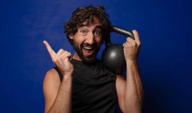 Genç sakallı çılgın spor adamı konsepti