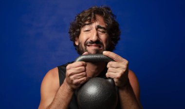 Genç sakallı çılgın spor adamı konsepti