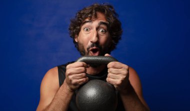 Genç sakallı çılgın spor adamı konsepti