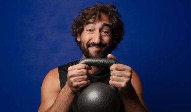 Genç sakallı çılgın spor adamı konsepti