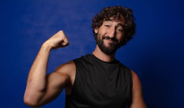 Genç sakallı çılgın spor adamı konsepti