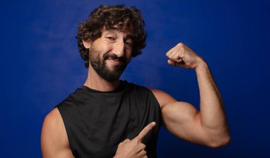 Genç sakallı çılgın spor adamı konsepti