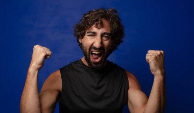 Genç sakallı çılgın spor adamı konsepti