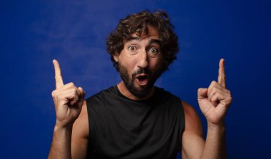 Genç sakallı çılgın spor adamı konsepti